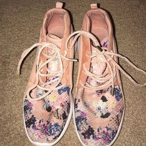 pink with flowes shoes 🌸